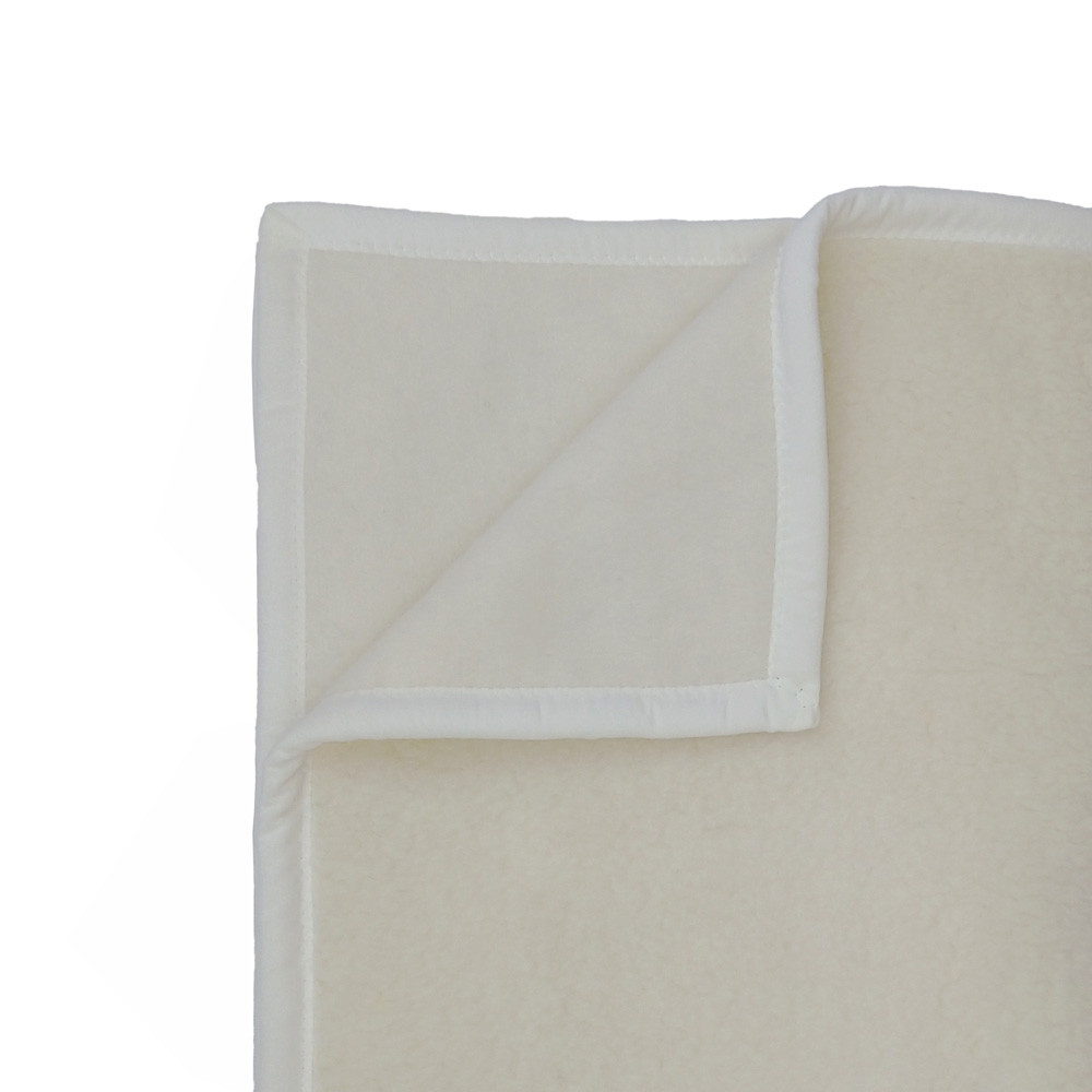 Hrejivá a mäkká prikrývka zo 100% ovčej vlny Merino, po obvode elegantne upravená velúrovým lemom.