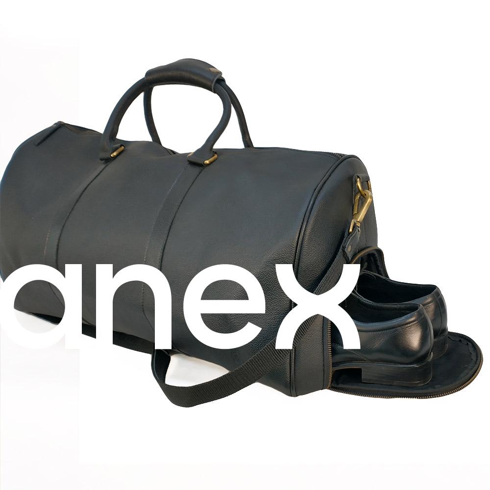 Cestovní taška Carla disponuje velkým úložným prostorem, bočním otvorem pro boty a malou vnitřní kapsou. Je ideální společník na cestování.