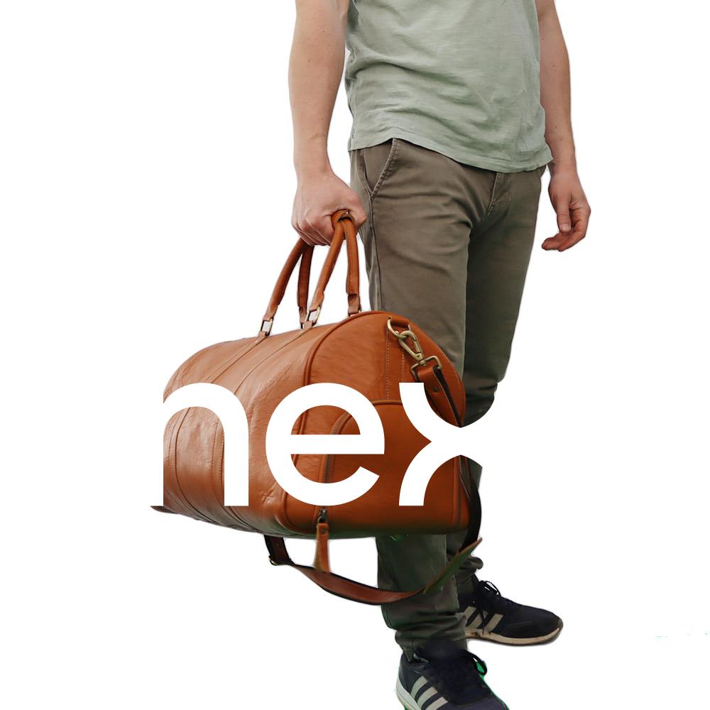 Cestovná taška Karl disponuje veľkým úložným priestorom, bočným otvorom na topánky a malým vnútorným vreckom. Je ideálny spoločník na cestovanie.