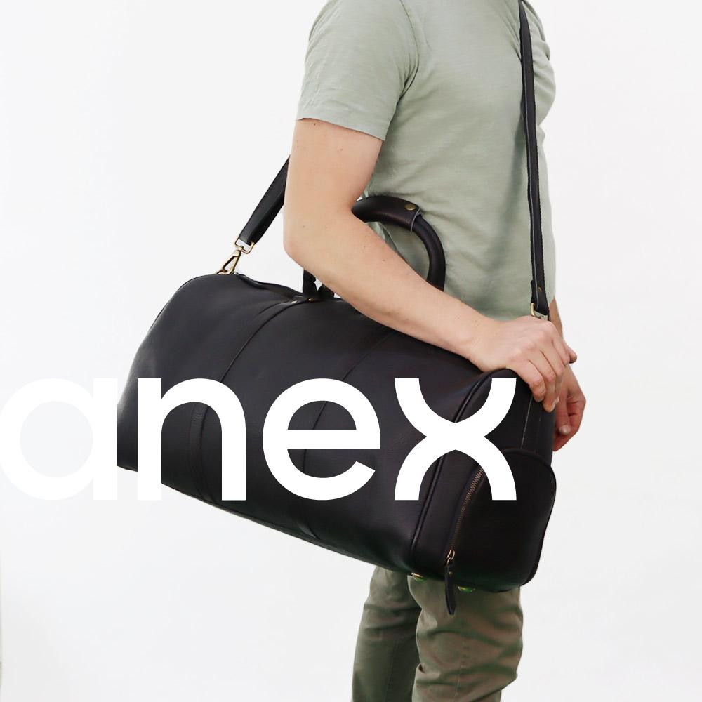 Cestovná taška Karl disponuje veľkým úložným priestorom, bočným otvorom na topánky a malým vnútorným vreckom. Je ideálny spoločník na cestovanie.