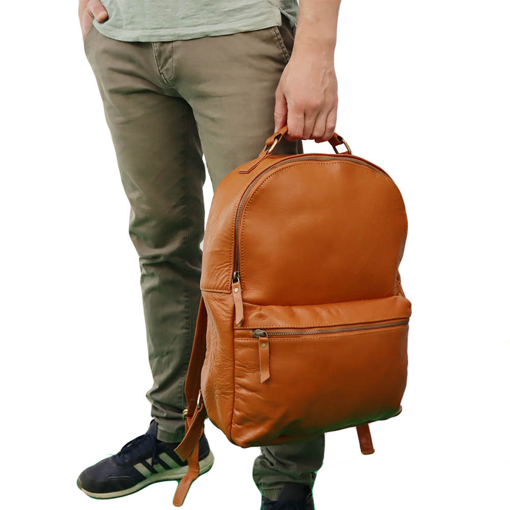 Kožený batoh Martin je určený na každodenné nosenie do práce, školy ako aj na cestovanie.  Svojou mimimalistickou eleganciou je vhodný aj do mesta, kaviarne či na pracovné stretnutia, kde potrebujete mať notebook po ruke.
