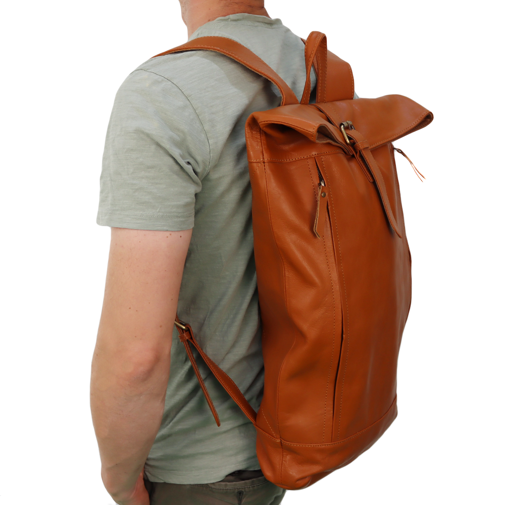 Kožený batoh Urban je tvz. „městský batoh“ s jednoduchým a elegantním designem. Ideální do města, školy, práce nebo občasné výlety.