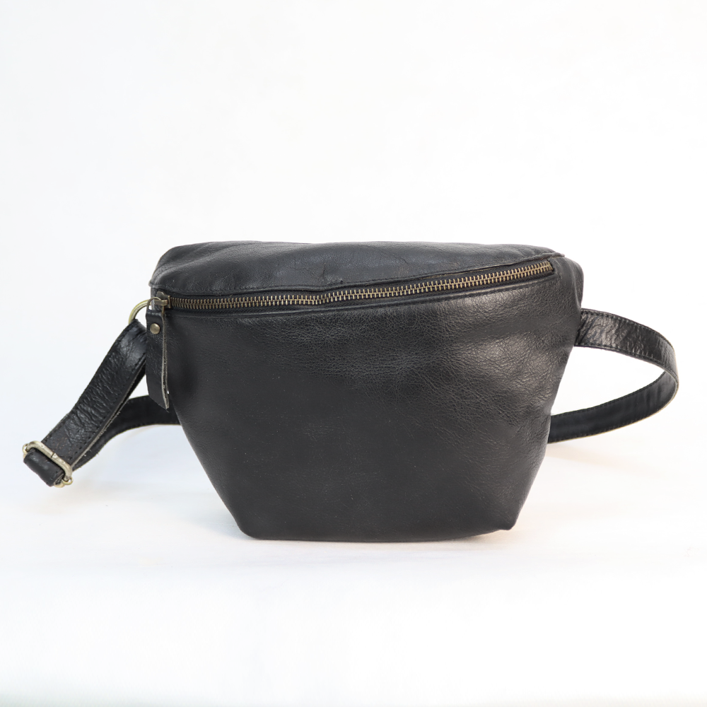 Naša kožená ľadvinka Jacob je vyrobená v minimalistickom dizajne. Predstavuje štýlový a praktický módny doplnok. Unisex.