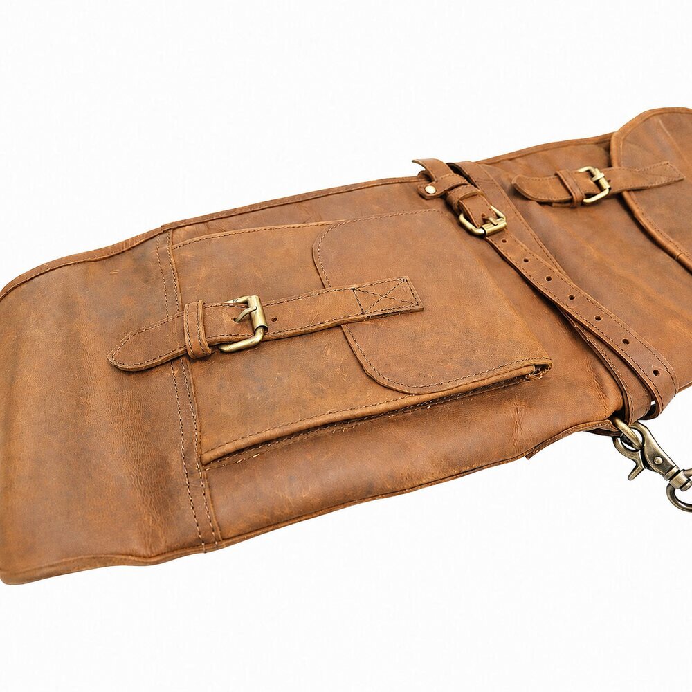 Kožené pouzdro Western – detail vnější kapsy Detail vnější kapsy a přezek koženého pouzdra Western