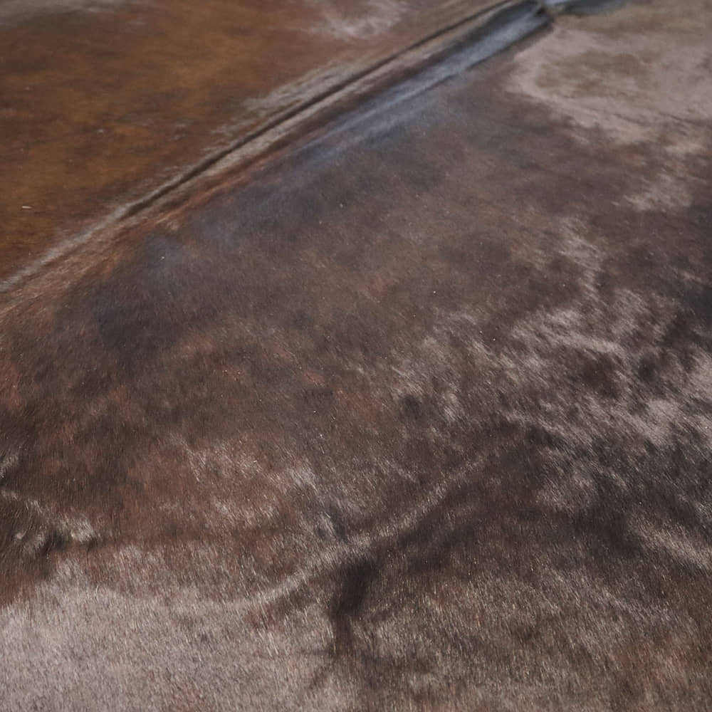Detail tmavé srsti s hnědými přechody na hovězí kůži Dark 639